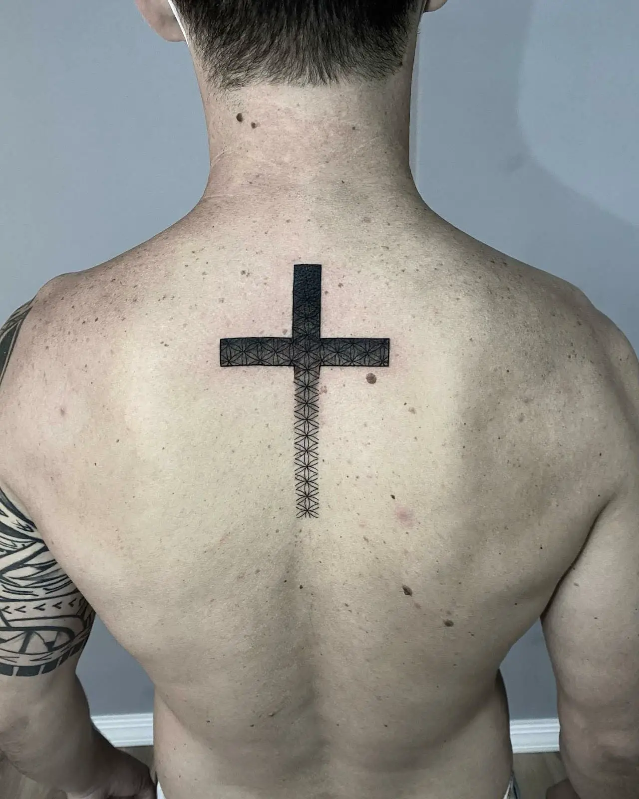 27 Beautiful Cross Tattoos for Tattoo Lovers - Psycho Tats