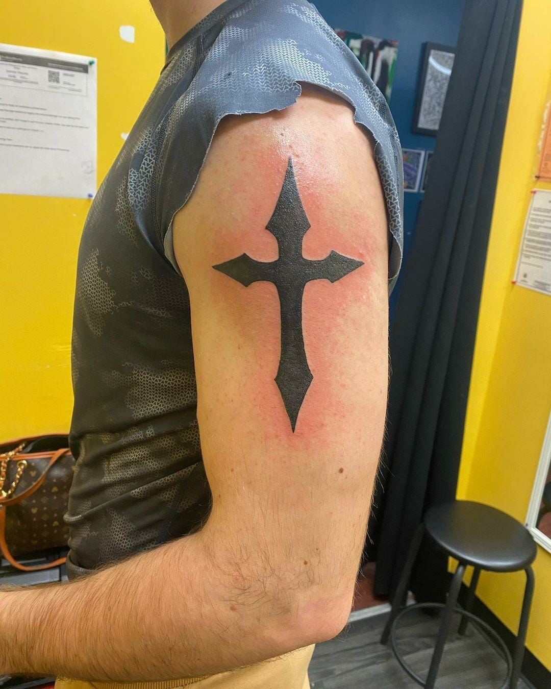 50 Cross Tattoo Concepts for Shoulder: Blending Faith and Aesthetics ...