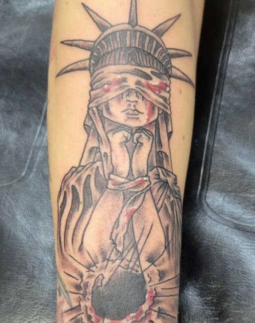 31 Statue of Liberty Tattoo Designs – A Tribute to the Iconic Lady of ...