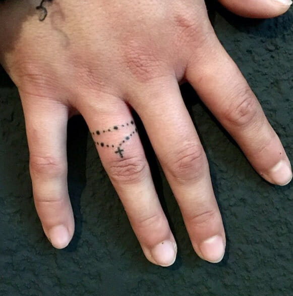 51 Tiny Finger Tattoo Ideas for Subtle Style Statements - Psycho Tats